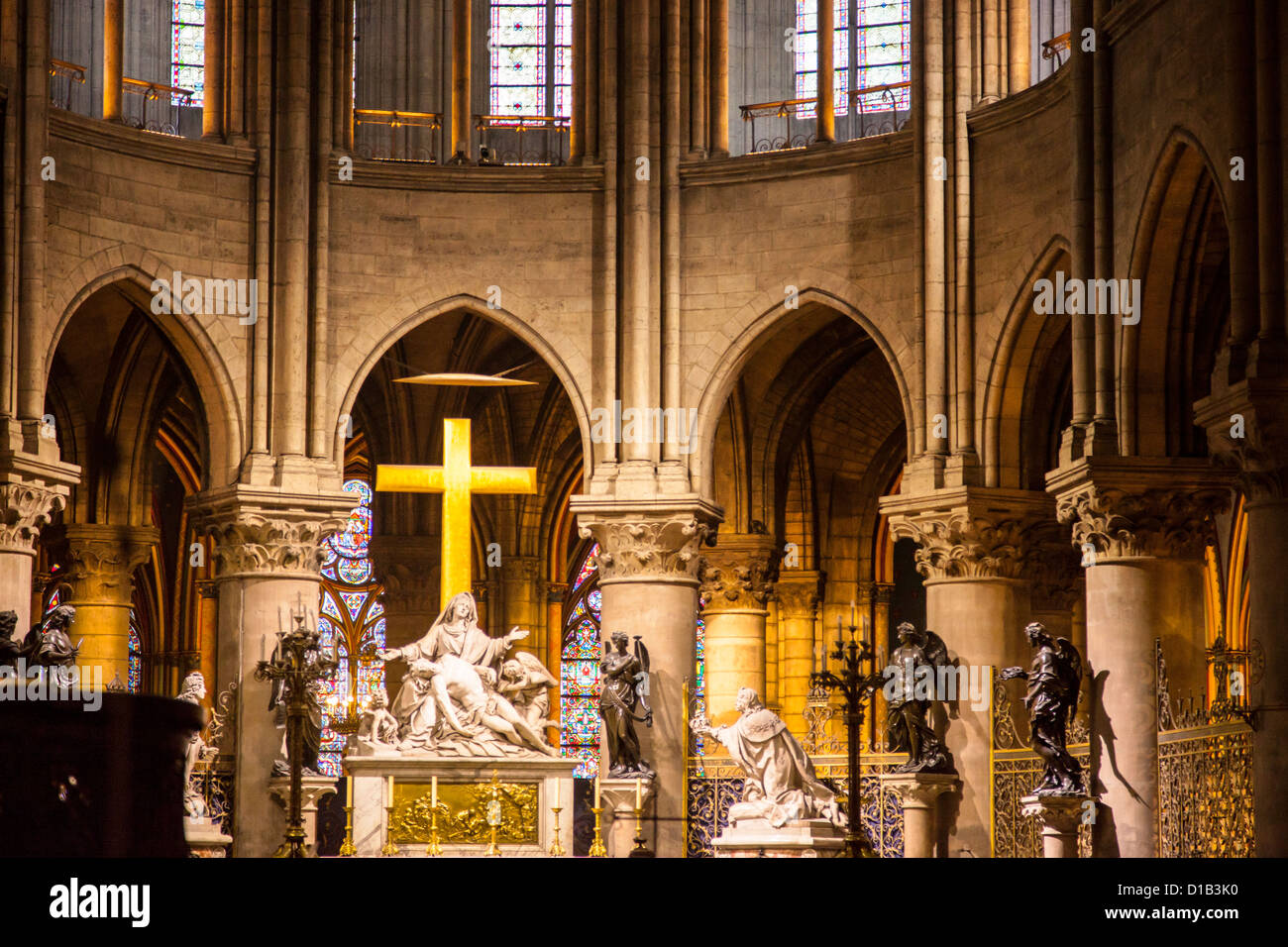 Interno della cattedrale di Notre Dame, coppie Francia Foto Stock