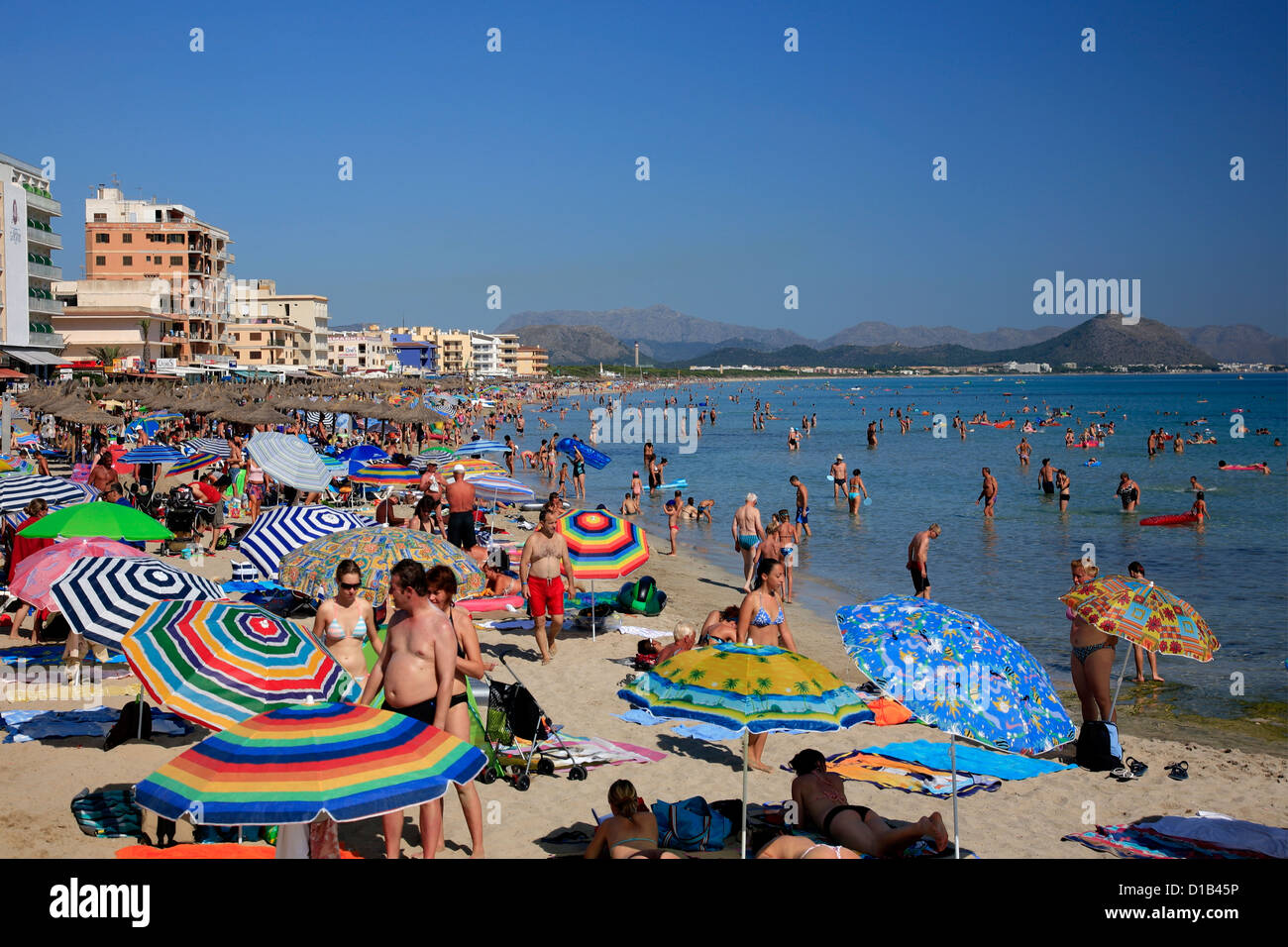 I turisti a Ca'n Picafort, Playa de Alcudia, Maiorca, isole Baleari, Spagna, Europa Foto Stock