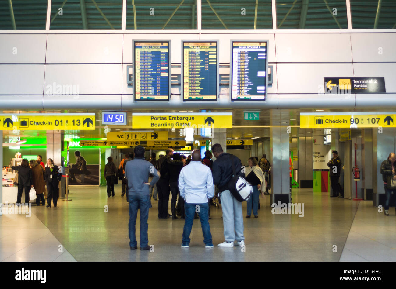 Display di arrivo al Terminal 1 nell'aeroporto di Lisboa, Portogallo Foto Stock