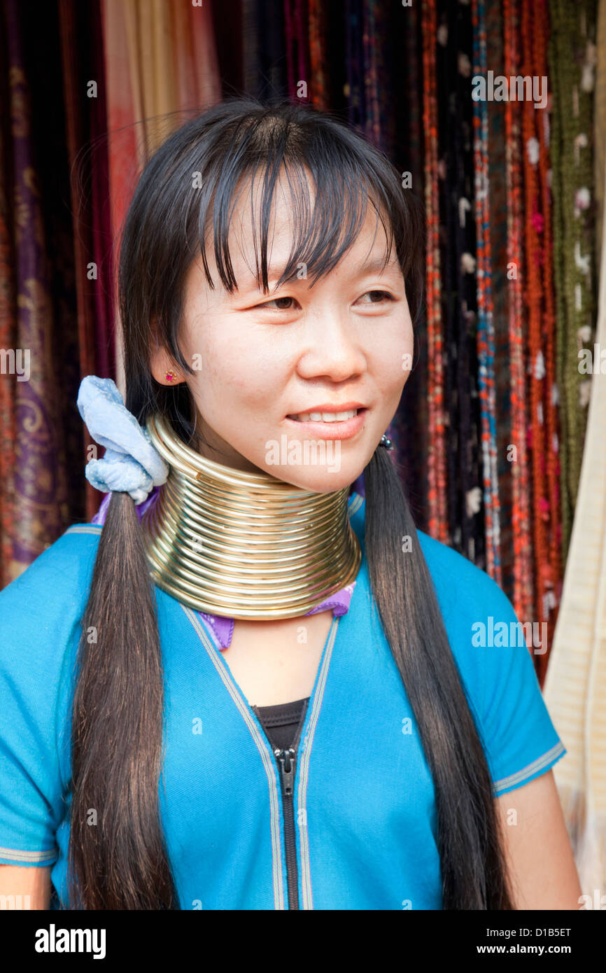 'Ma giocare', musicista femmina dal Kayan gruppo di minoranza, Huai Seau Tao, Mae Hong Son Provincia, Thailandia Foto Stock