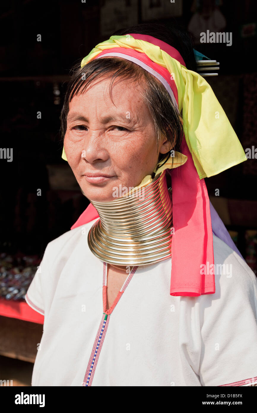 Una donna dalla Kayan gruppo di minoranza, Huai Seau Tao, Mae Hong Son Provincia, Thailandia Foto Stock