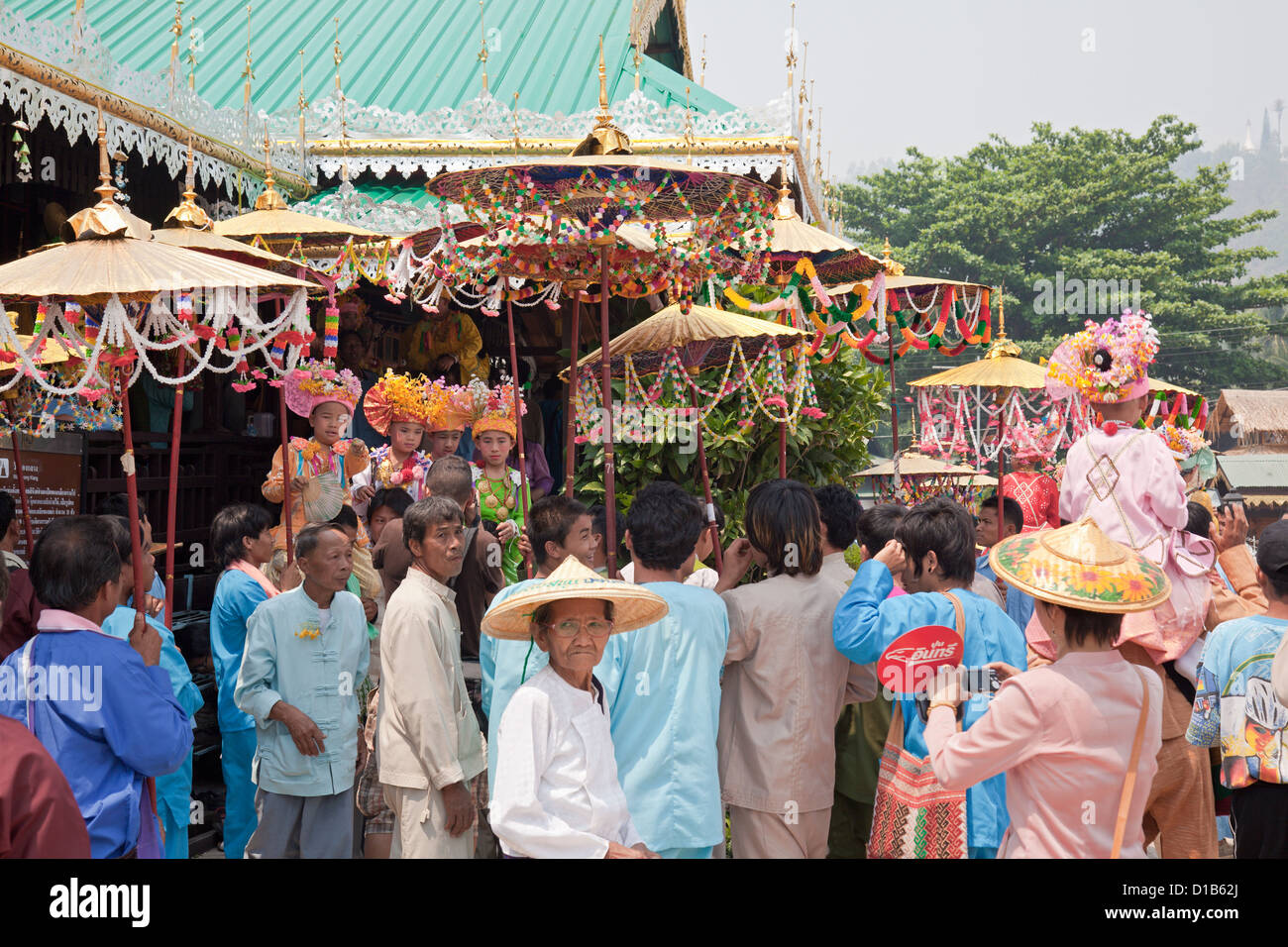 Processione di persone a 'Poy hanno cantato lungo' festival dove giovani monaci sono ordinati, Wat Jong Klang, Mae Hong Son, Thailandia Foto Stock