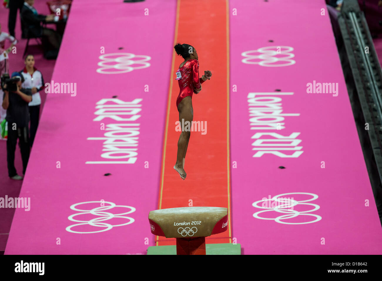 Gabrielle Douglas (USA) preforme volta durante la donna della squadra di ginnastica finali all'2012 Olimpiadi Estive Foto Stock