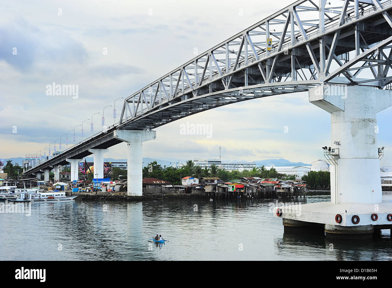 Baraccopoli sotto il ponte a Cebu, Filippine Foto Stock