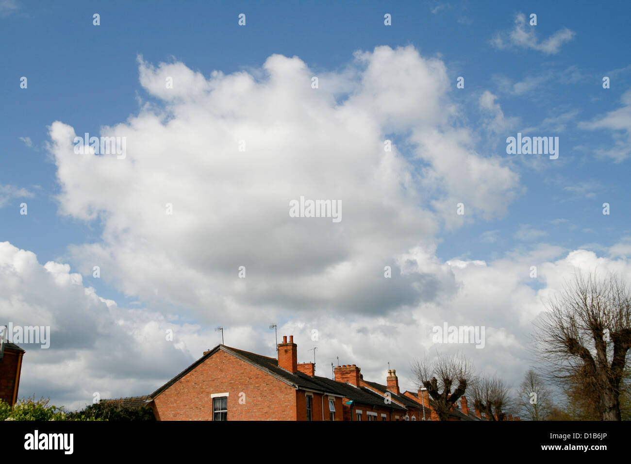 Raccolta di nuvole sopra i tetti di Worcester Worcestershire Inghilterra Foto Stock