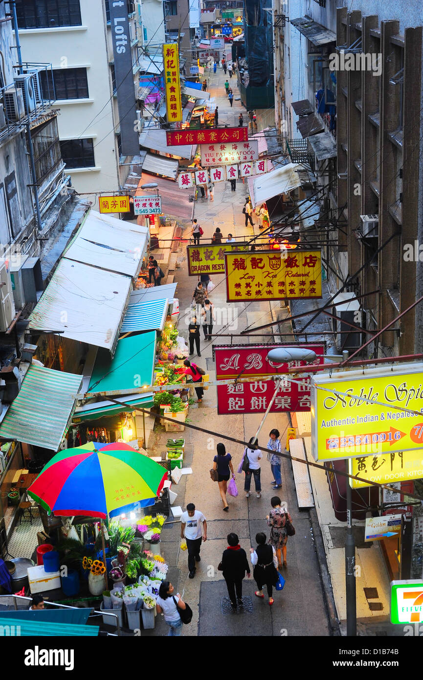 Vista aerea sulla strada del mercato di Hong Kong. Foto Stock