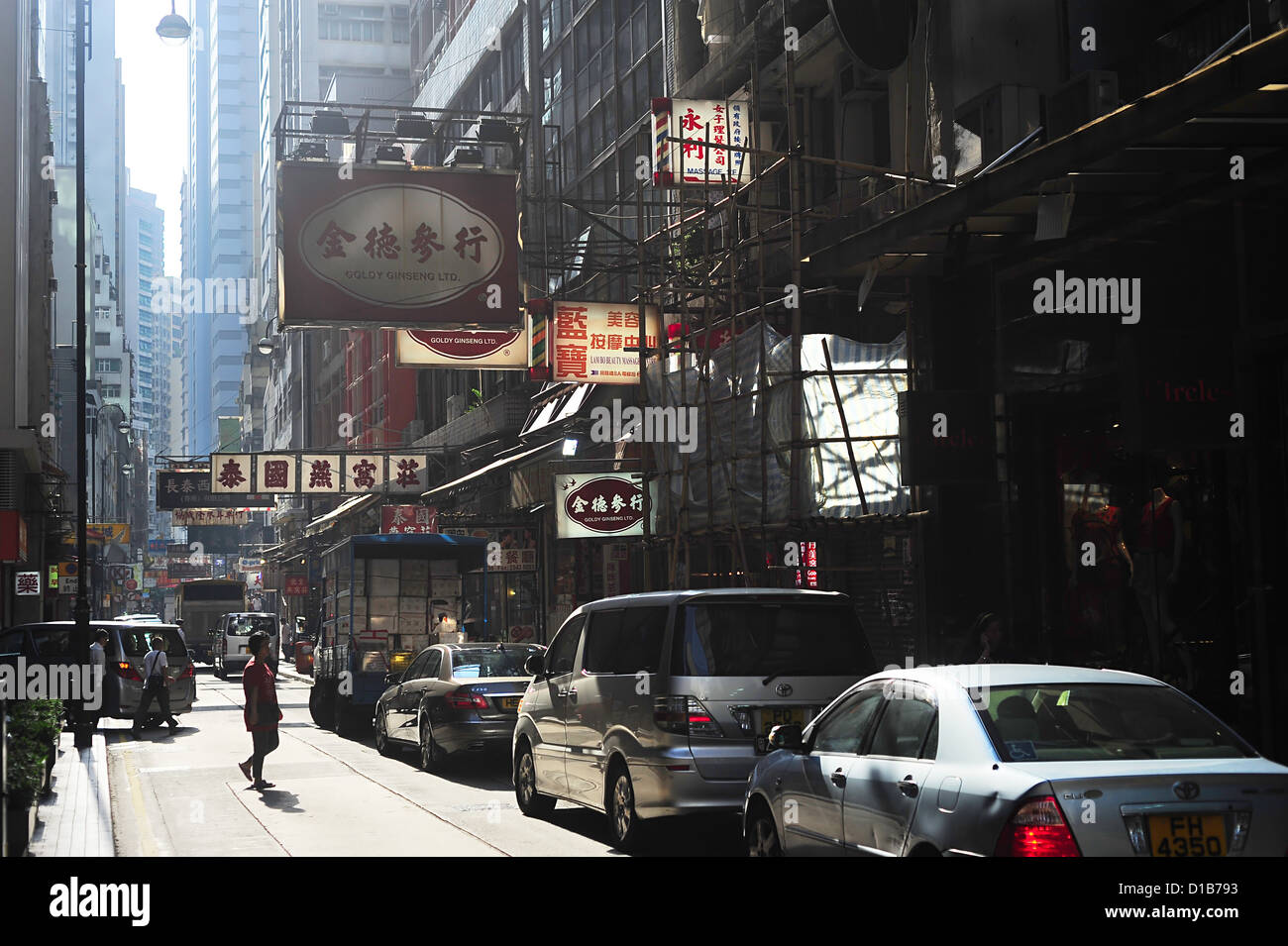 Hong Kong street. Con una massa di terra di 1.104 km e una popolazione di 7 milioni di persone, Hong Kong è uno dei più densamente popolare Foto Stock