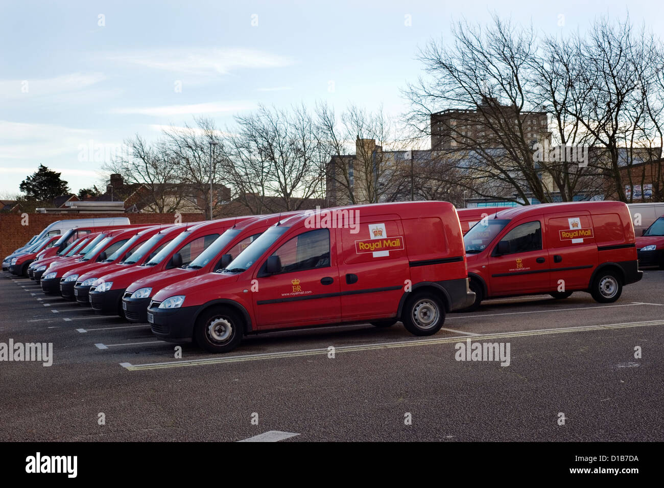 Parcheggio auto piena di Royal Mail furgoni per la consegna Foto Stock