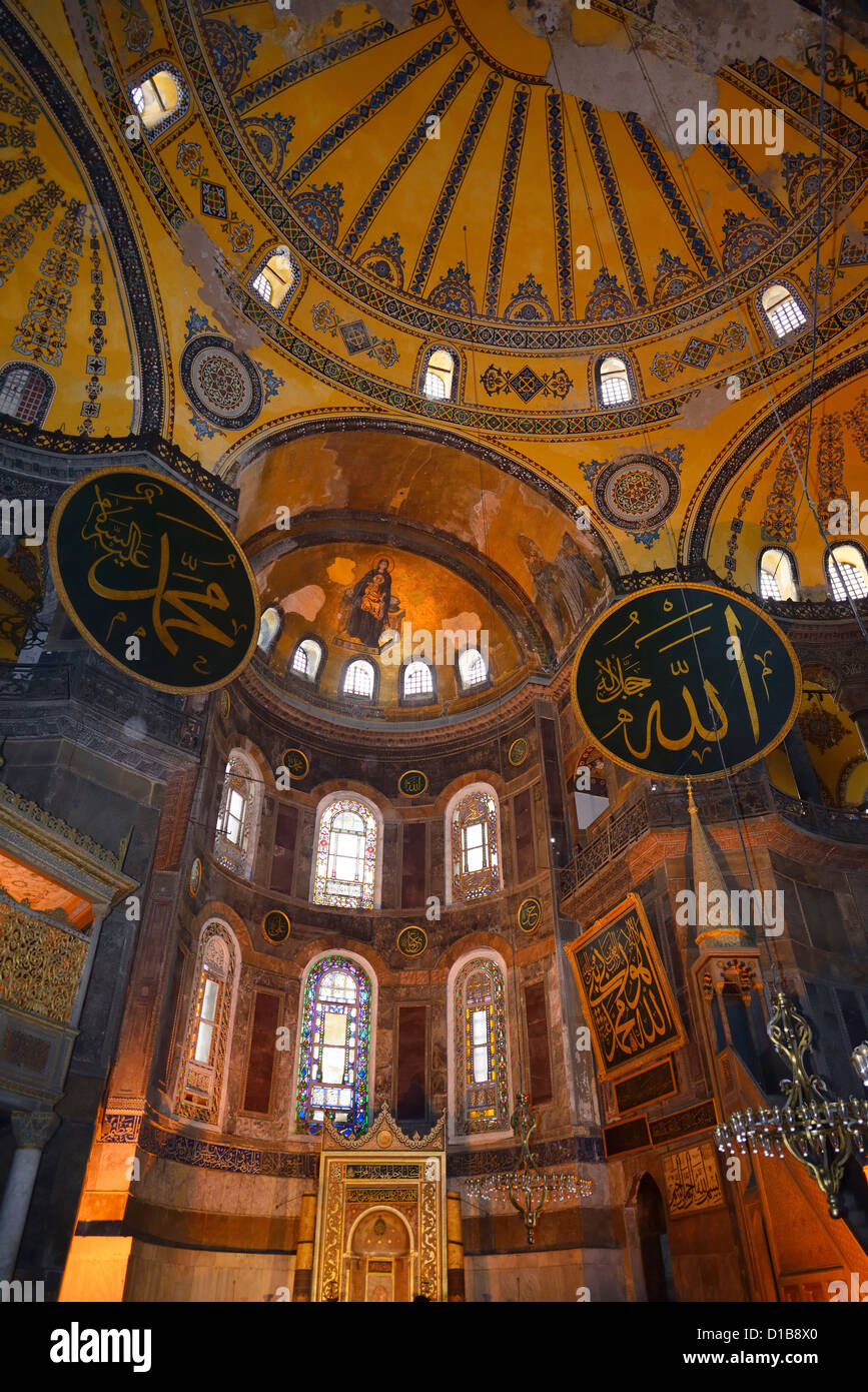 Golden abside con mosaico di Maria e Cristo bambino in Hagia Sophia Istanbul TURCHIA Foto Stock