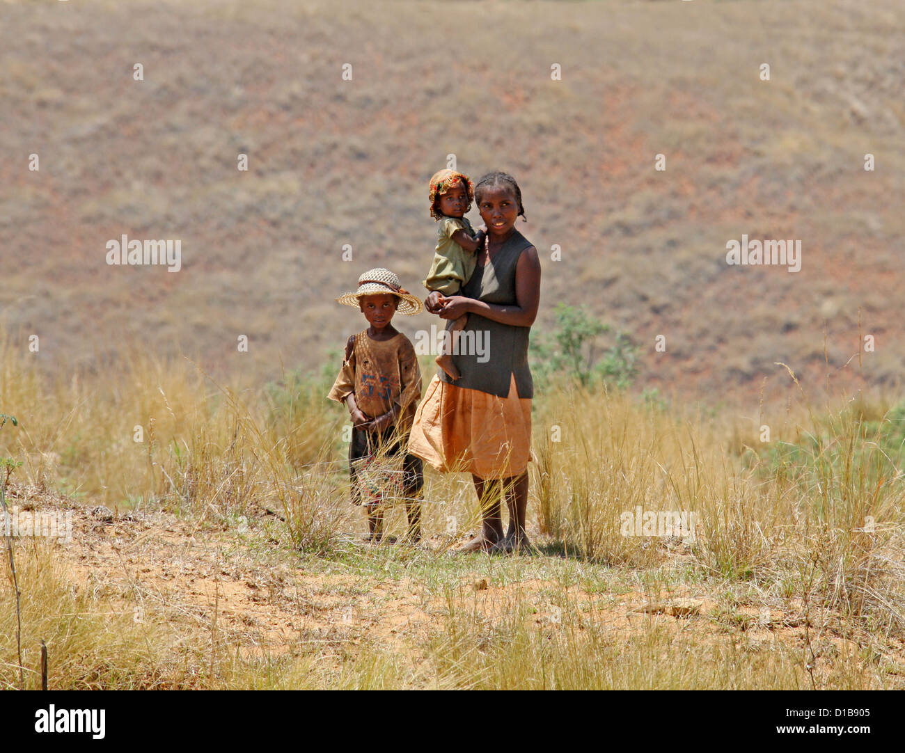 Un malgascio donna e i suoi figli, vicino Ambalavao, Sud del Madagascar, Africa. Foto Stock
