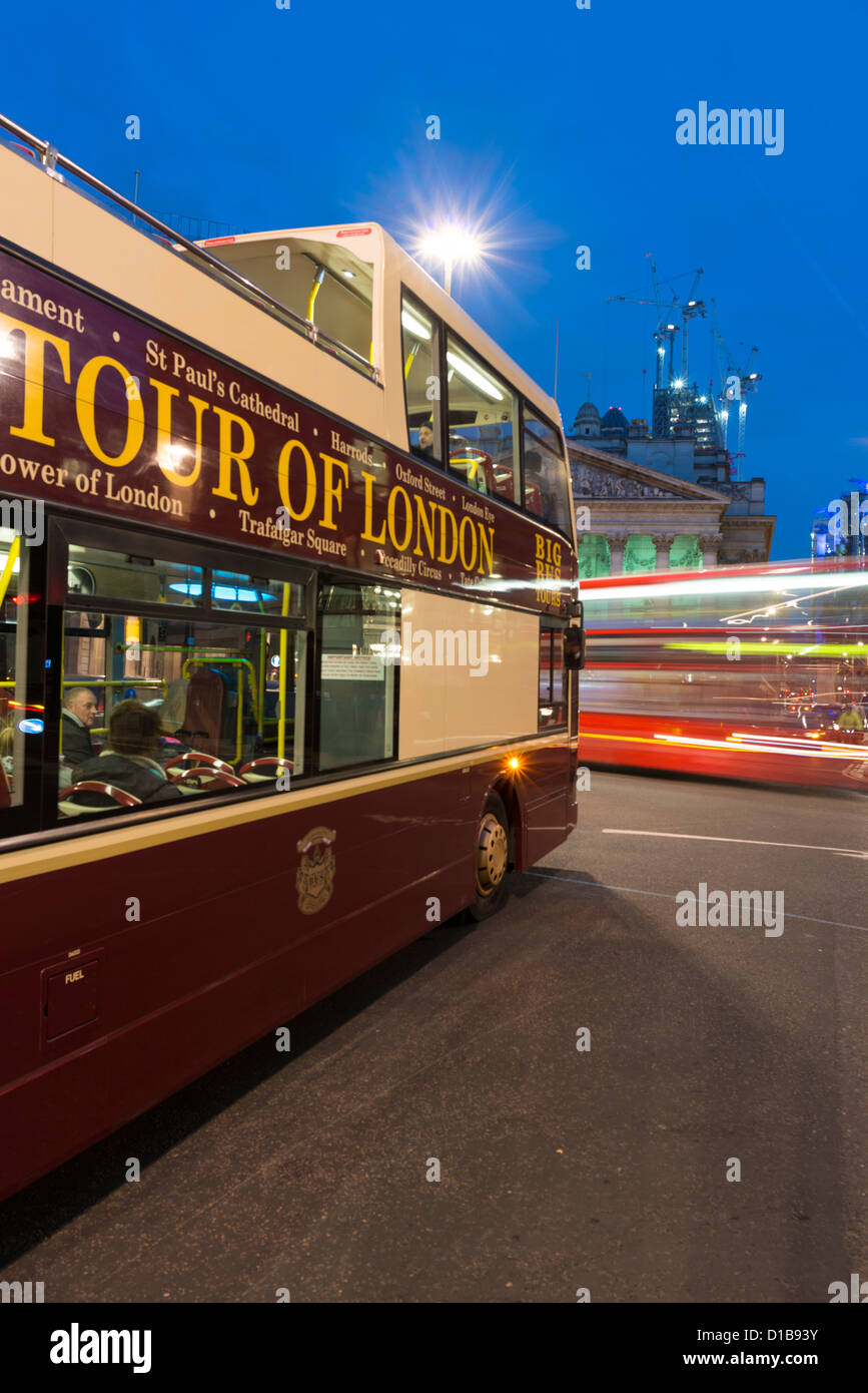 London bus panoramico presso la banca di giunzione a notte con il Royal Exchange ,City di Londra, Inghilterra Foto Stock