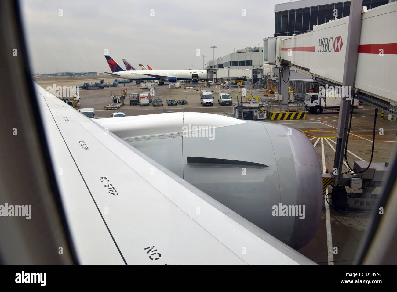 Arrivo a Heathrow del primo Qatar Dreamliner Boeing (787) Il servizio iniziato oggi Gio 13 Dic 2012 battenti a Doha in questo loro ultimo aereo. Foto di: Dorset Servizio media Foto Stock