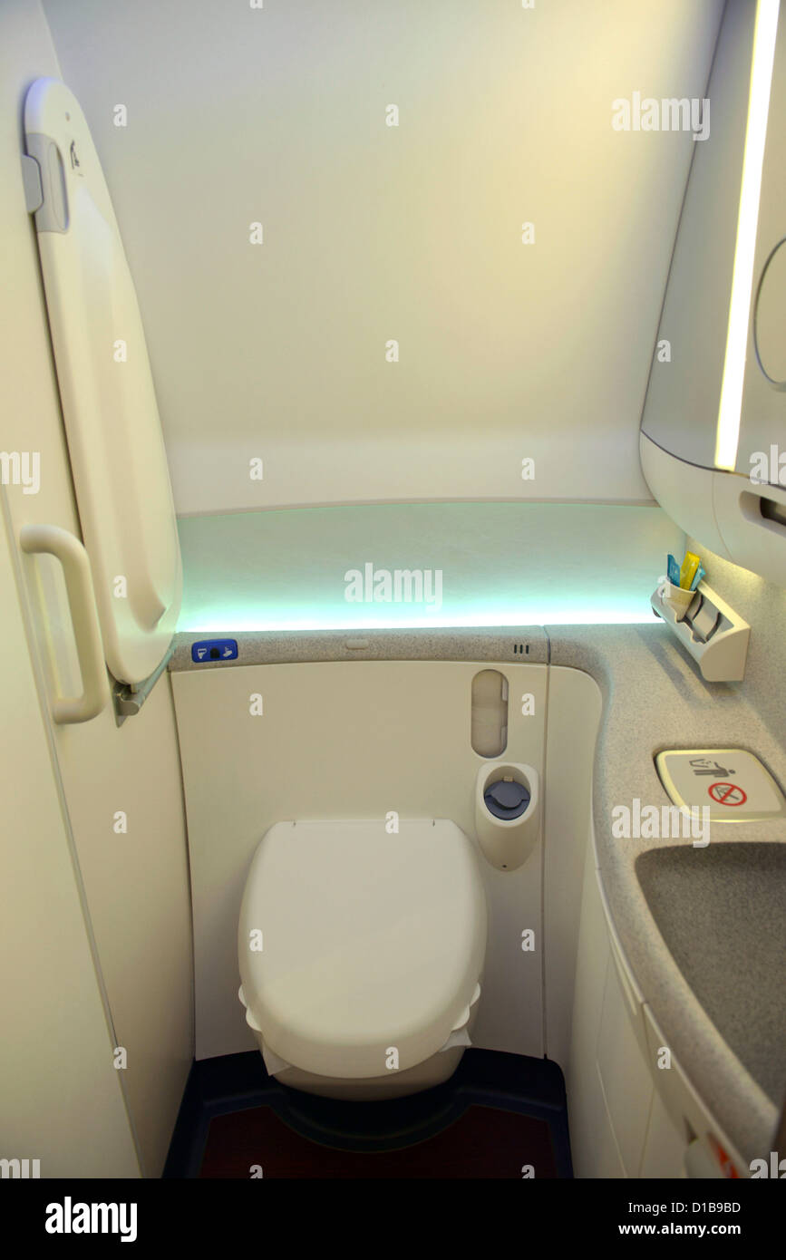 Arrivo a Heathrow del primo Qatar Dreamliner Boeing (787) Il servizio iniziato oggi Gio 13 Dic 2012 battenti a Doha in questo loro ultimo aereo. Servizi igienici in una sezione economia del Dreamliner foto da: Dorset Servizio media Foto Stock