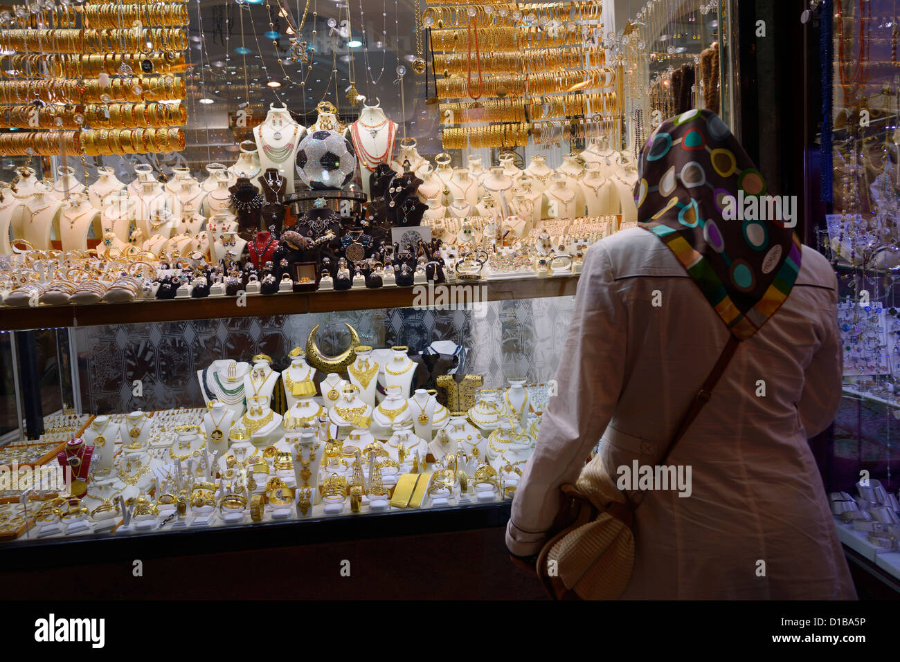 Donna turca in una gioielleria in coperta Bazaar Egiziano delle Spezie Istanbul Turchia Foto Stock
