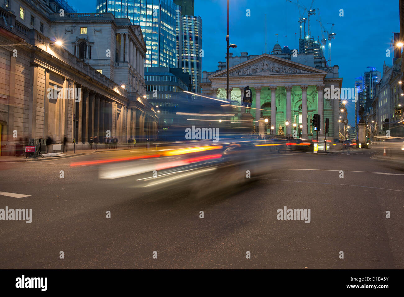 Giunzione della banca di notte con il Royal Exchange ,City di Londra, Inghilterra Foto Stock