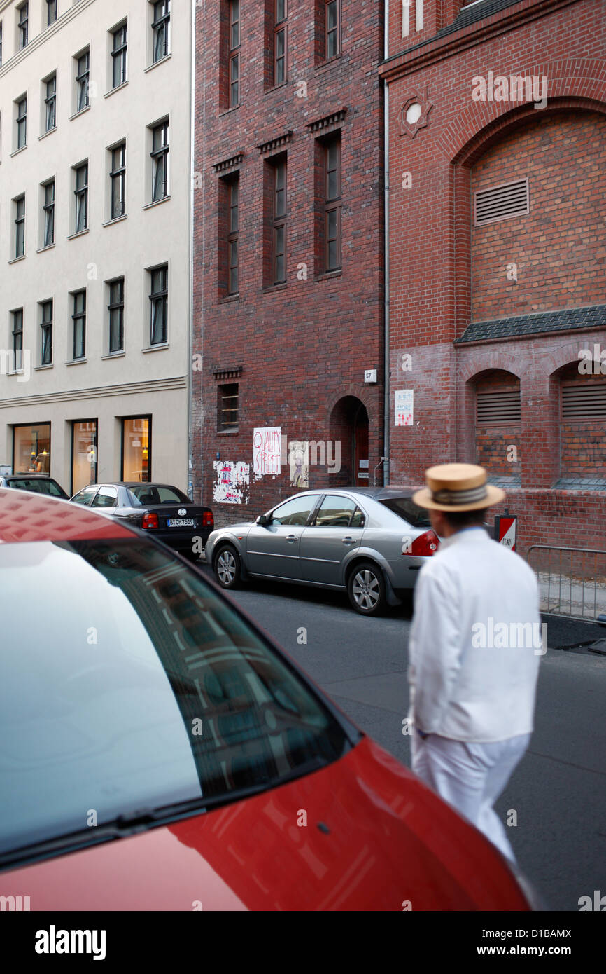Berlino, Germania, un uomo in un bianco vestito estivo è il Agosto Street lungo Foto Stock