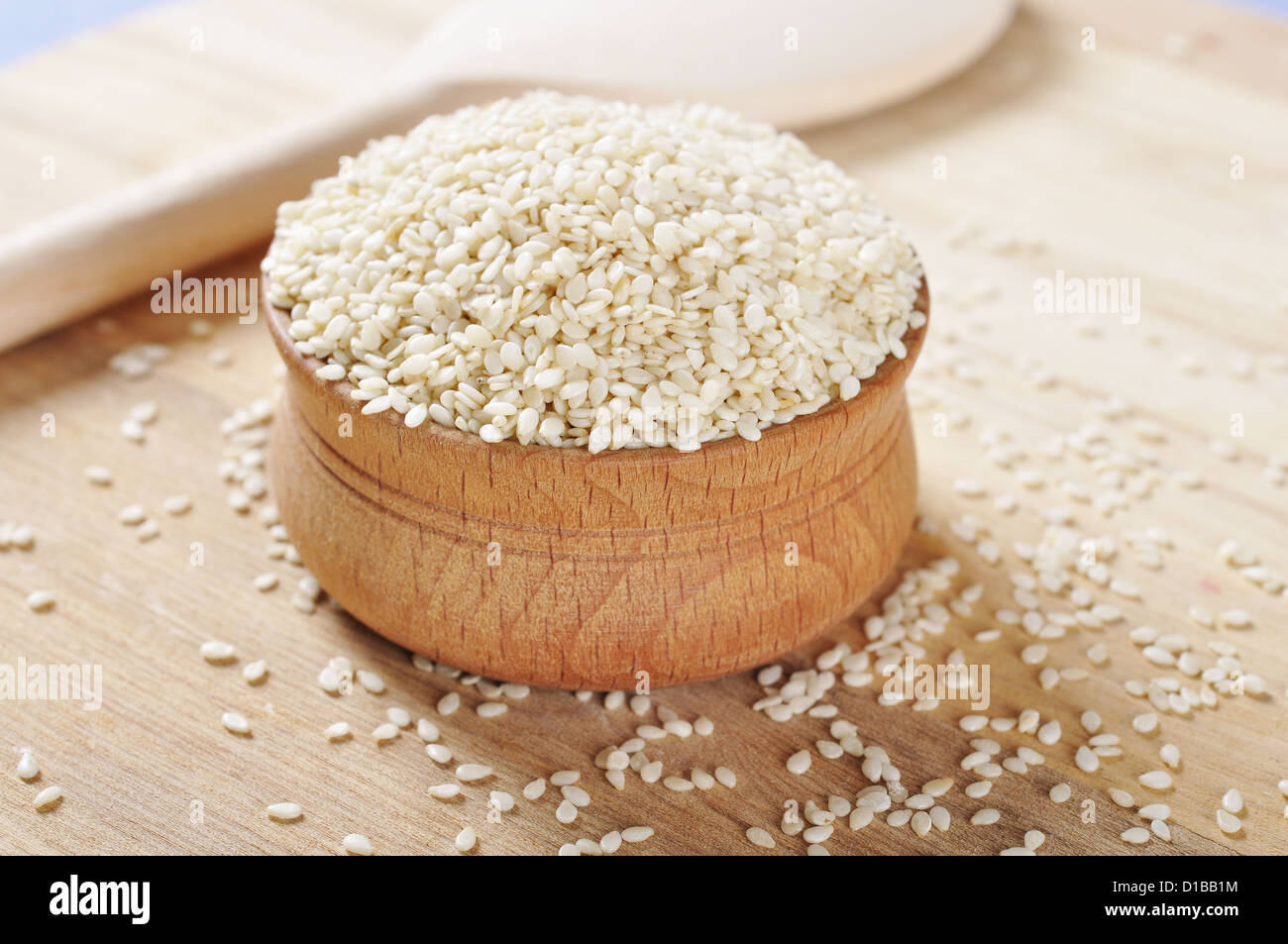 Semi di sesamo nella ciotola di legno closeup Foto Stock