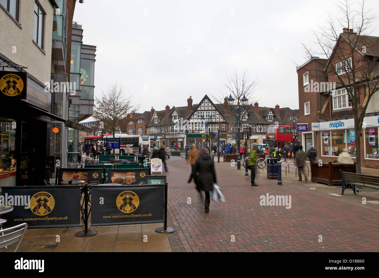 Christmas Shopper a Solihull High Street al di fuori del Touchwood Shopping Center. Foto Stock