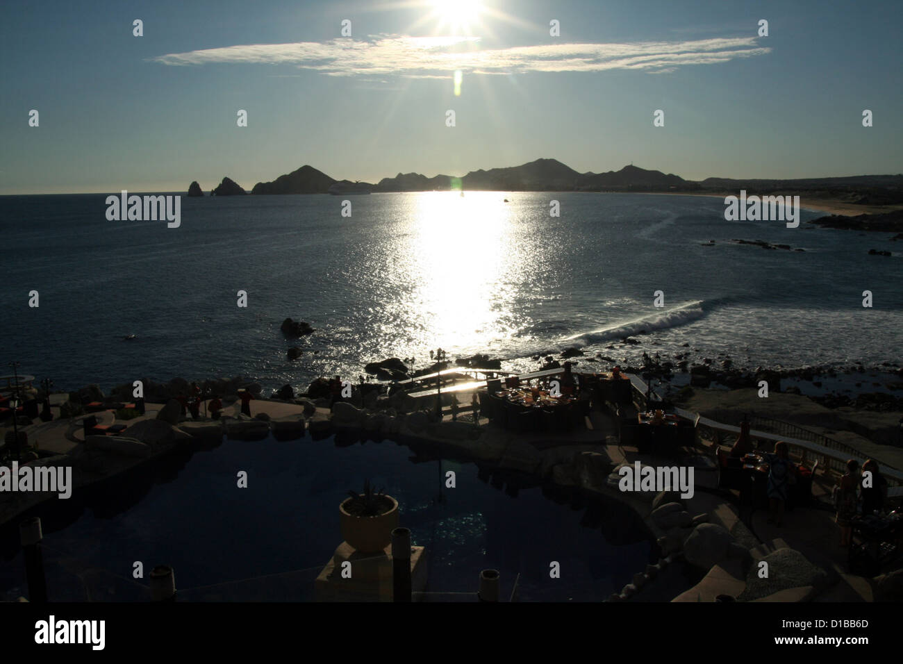 Sagome di ospiti a Mona Lisa hotel resort, Cabo San Lucas, Messico nella luce del sole sulla terra è fine e il mare di Cortez Foto Stock