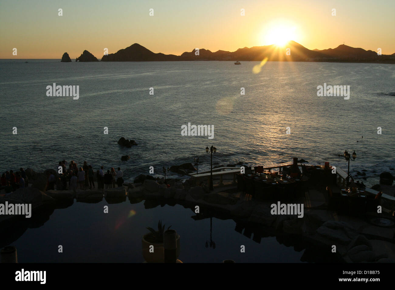 Sagome di ospiti a Mona Lisa hotel resort, Cabo San Lucas, Messico al tramonto sulla terra del fine e del Mare di Cortez Foto Stock