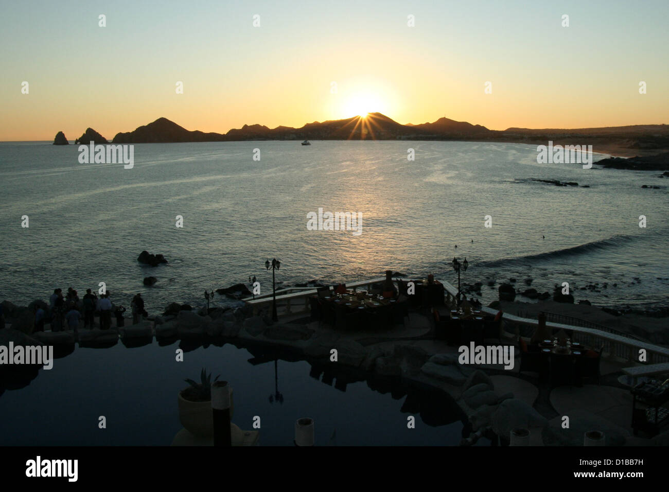 Sagome di ospiti a Mona Lisa hotel resort, Cabo San Lucas, Messico al tramonto sulla terra del fine e del Mare di Cortez Foto Stock