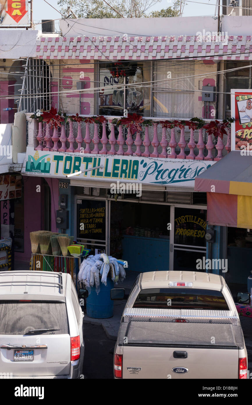 Tortilleria sul livello della strada con colorfully decorato appartamento al piano di sopra. Foto Stock