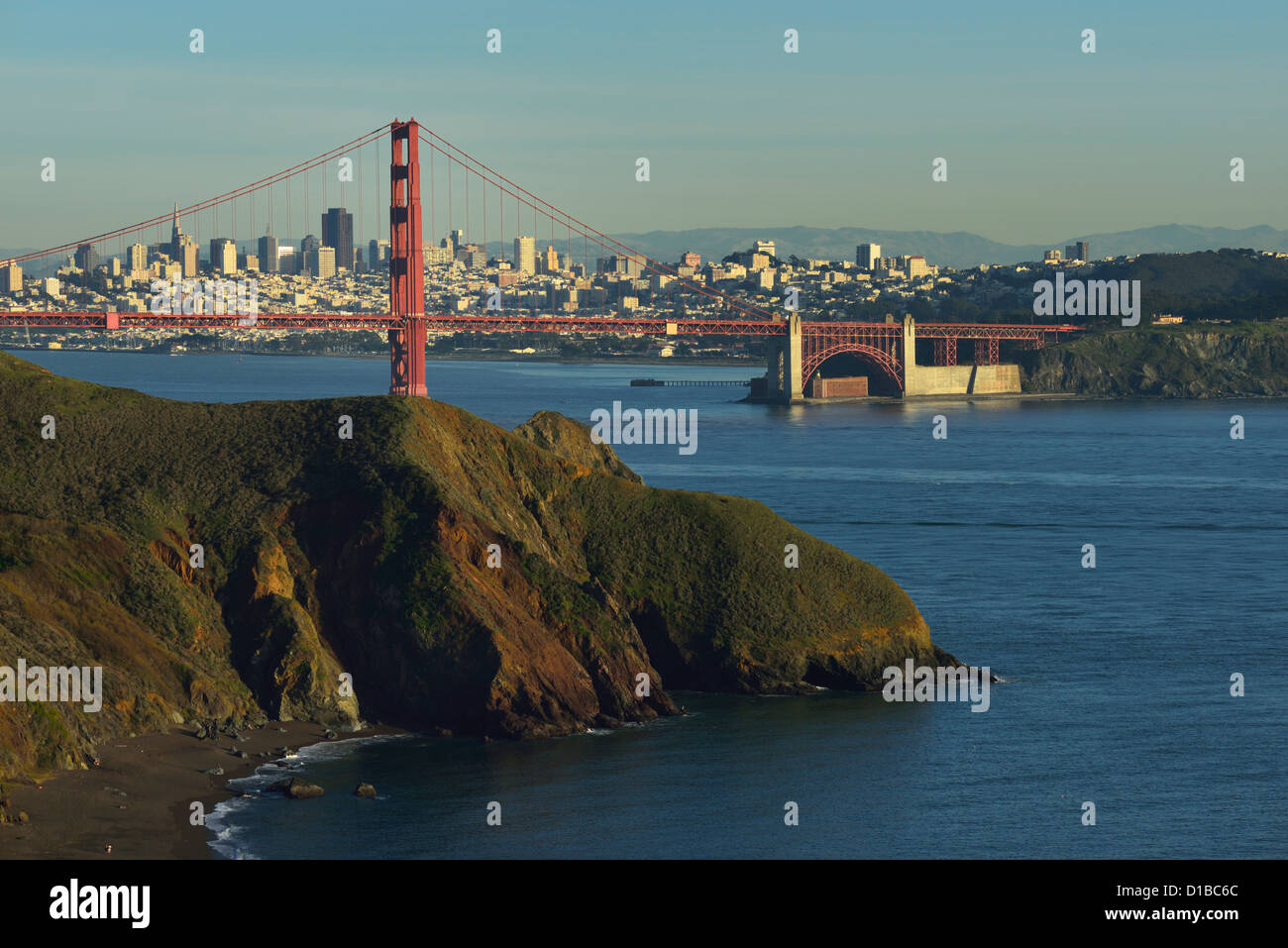 La silhouette della Golden Gate stretto e San Francisco visto dal punto Bonita cove, California Foto Stock