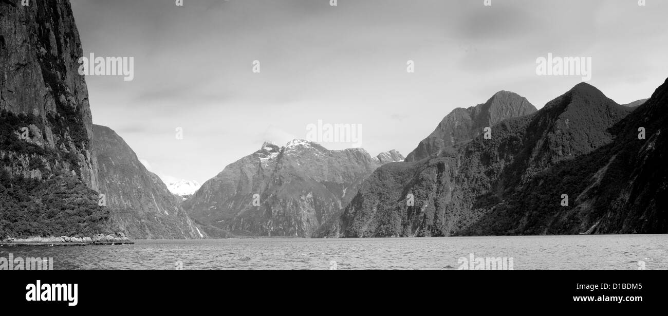 Bianco & Nero vista panoramica di Milford Sound (Piopiotahi), il Parco Nazionale di Fiordland, Nuova Zelanda, dall'acqua Foto Stock