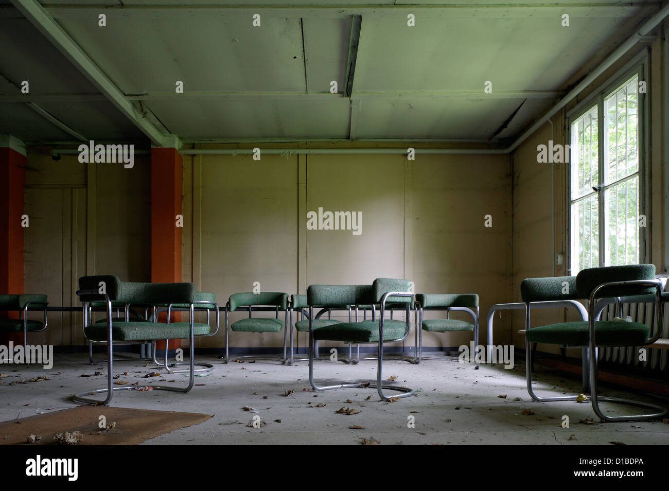 Gotha, Germania, sedie sono dimenticati in una vecchia baracca Foto Stock