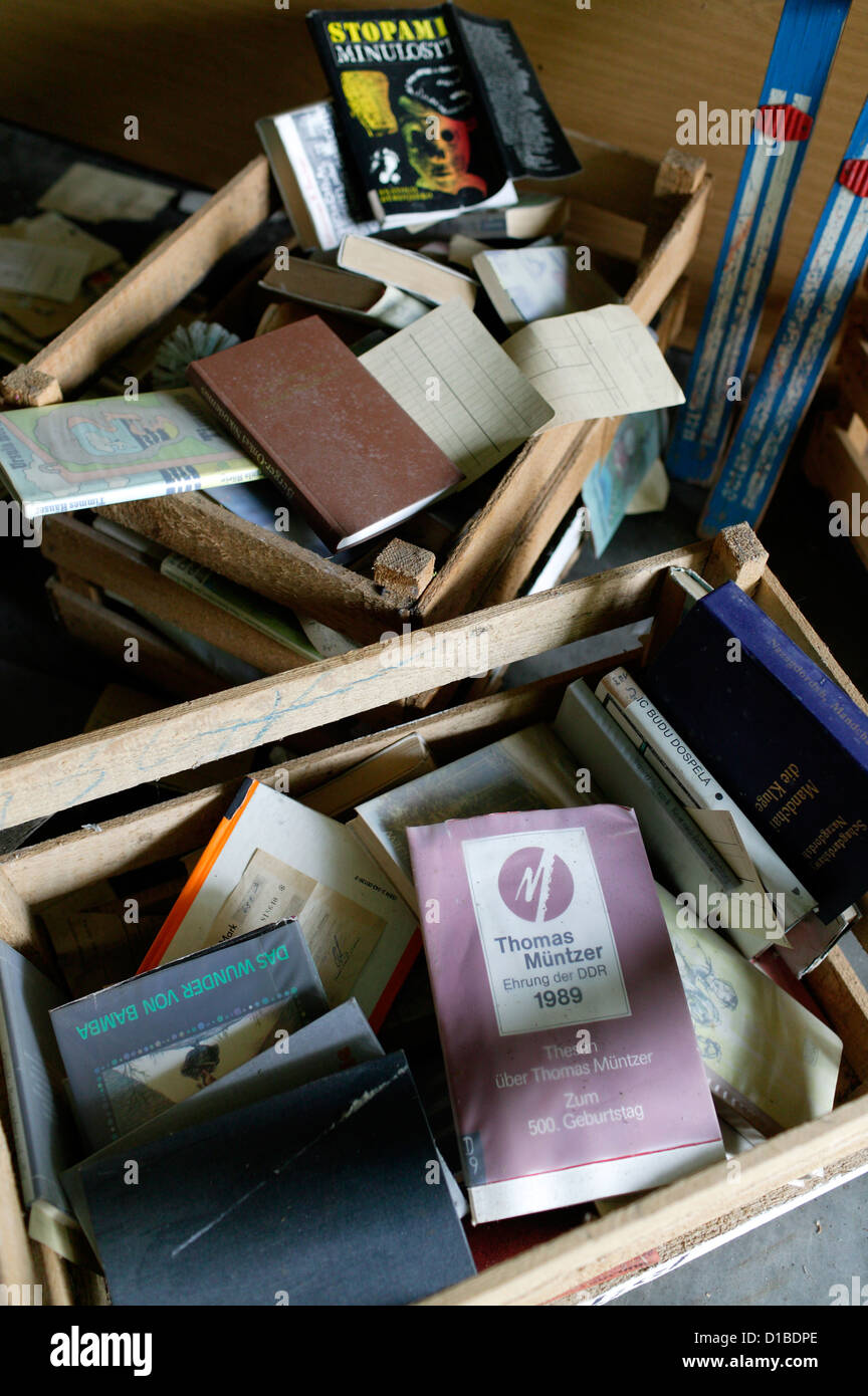 Gotha, Germania, i libri sono tornati nelle caselle a sinistra in una baracca Foto Stock
