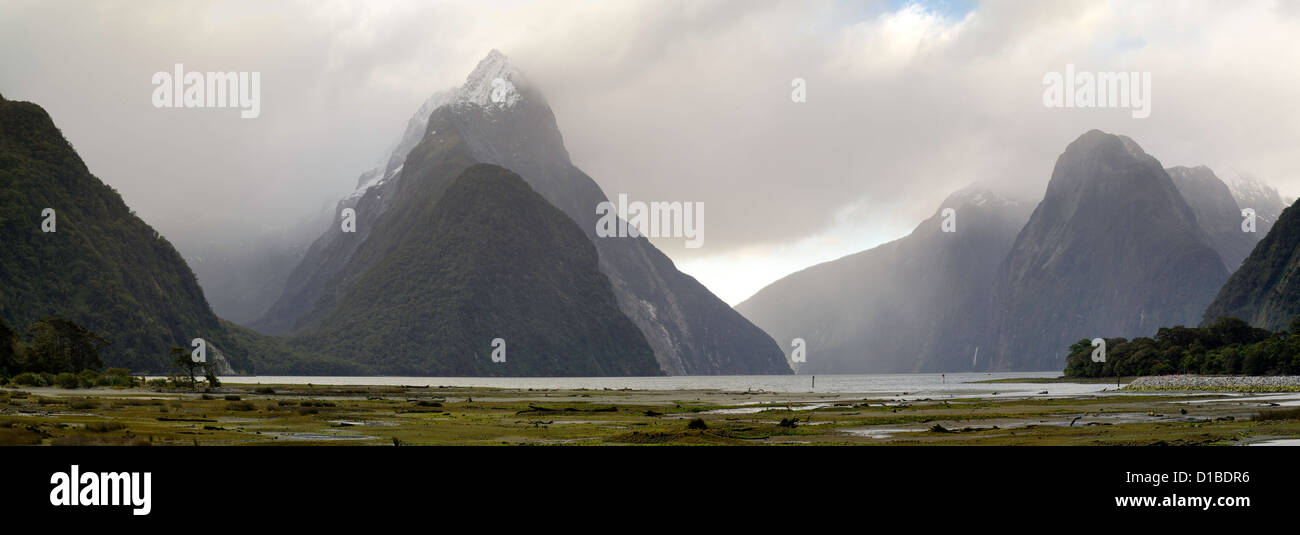 Vista panoramica di Milford Sound (Piopiotahi) con Mitre Peak nel mezzo, Parco Nazionale di Fiordland, Nuova Zelanda Foto Stock