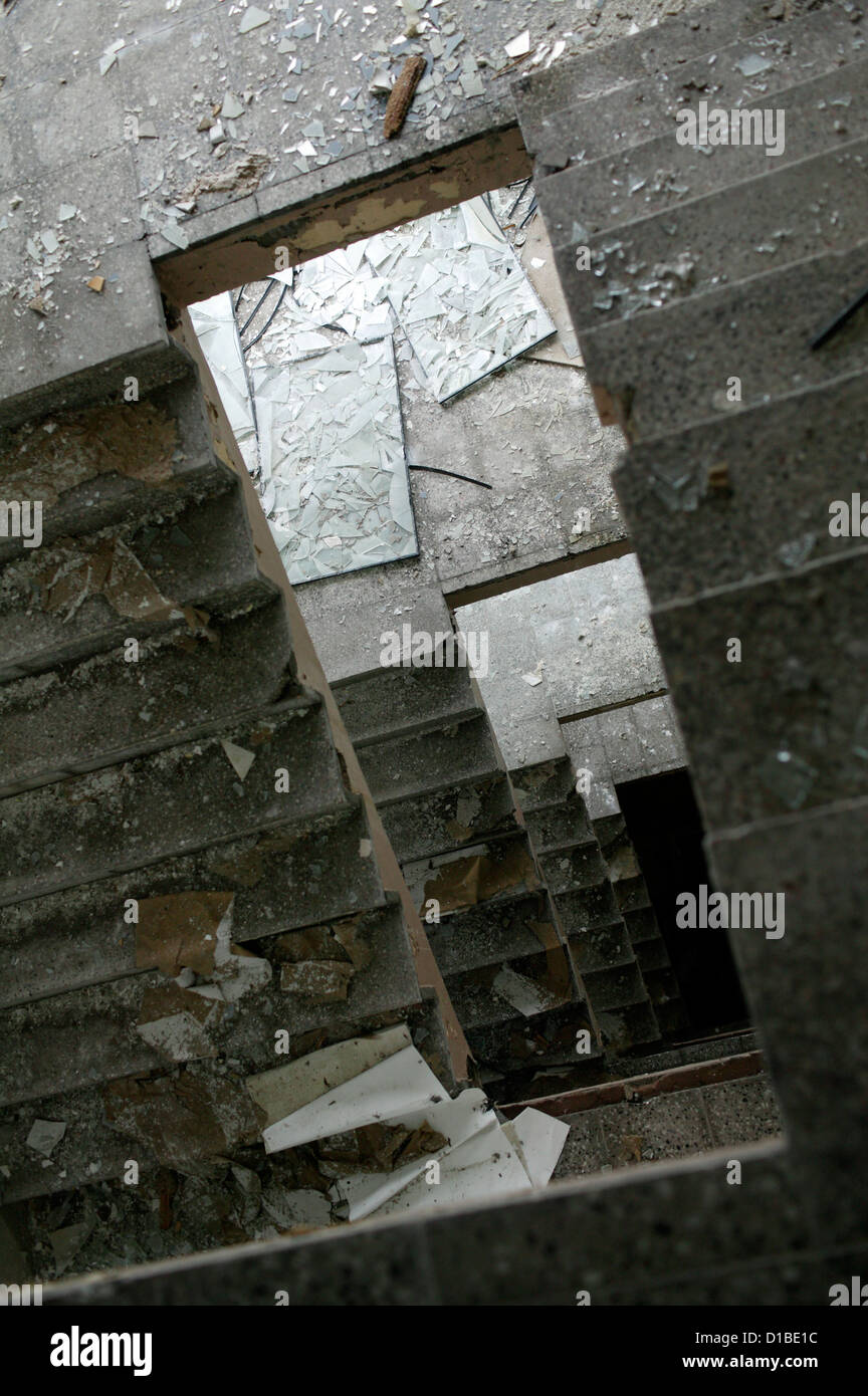 La sig.ra Wald, Germania, fu distrutta nella tromba delle scale della ex NVA casa di riposo Foto Stock