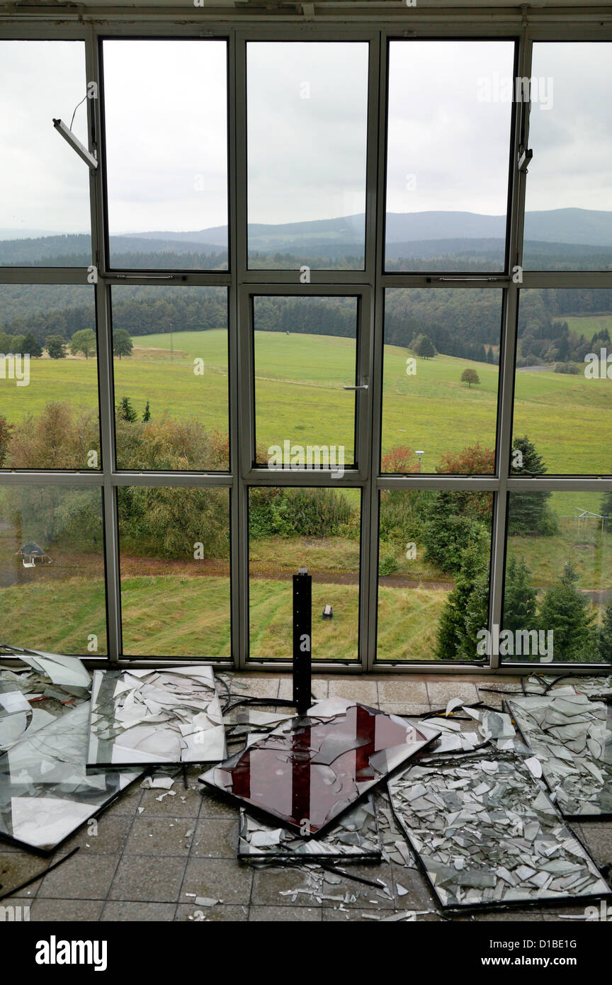 La sig.ra Wald, Germania, è stato distrutto con windows vista sulla Selva di Turingia Foto Stock