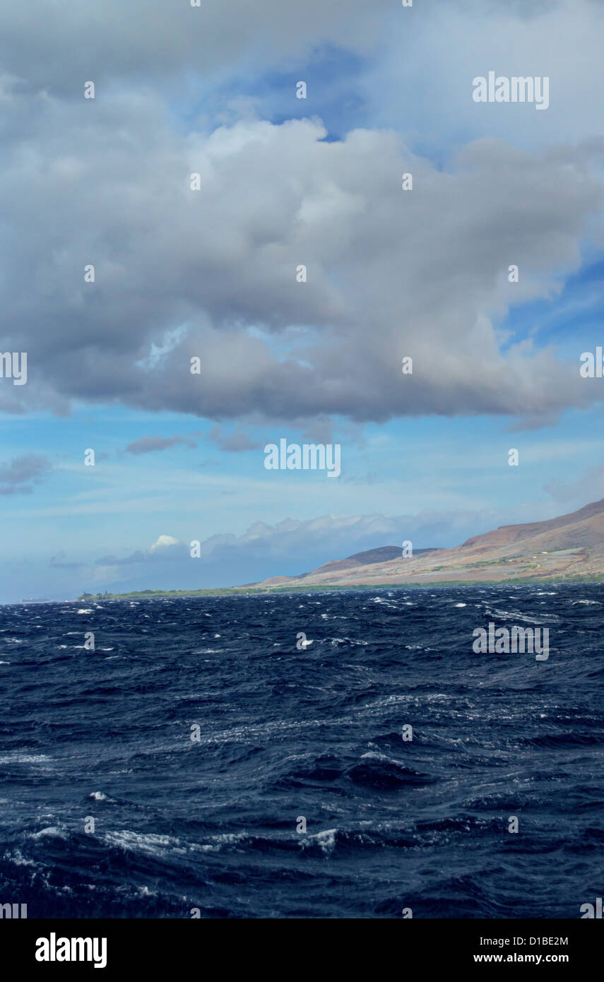 Nuvole temporalesche con mare mosso. Maui Mountains in background Foto Stock