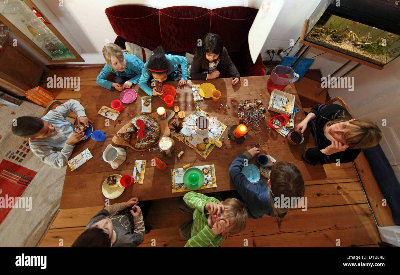Berlino, Germania, i bambini seduti sul tavolo di compleanno Foto Stock