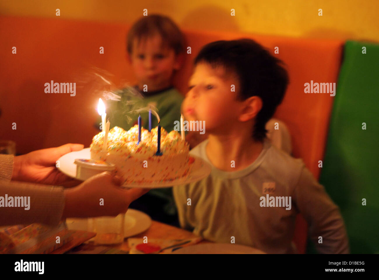 Berlino, Germania, ragazzo si brucia candele sulla torta Foto Stock