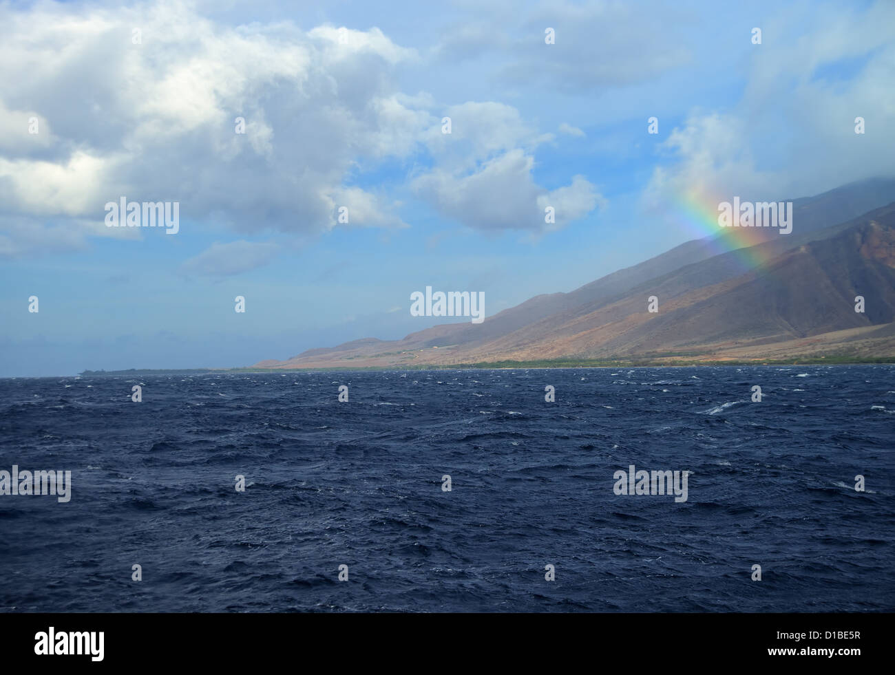 Vista di arcobaleno e Maui Mountains visto dal mare aperto Foto Stock