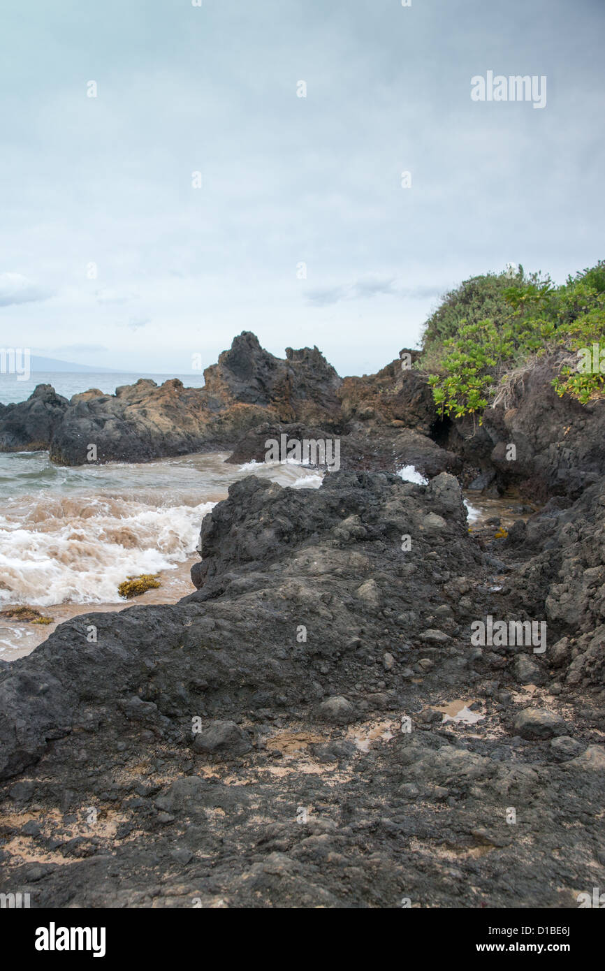 HDR Maui roccioso litorale con lenta onde in movimento Foto Stock
