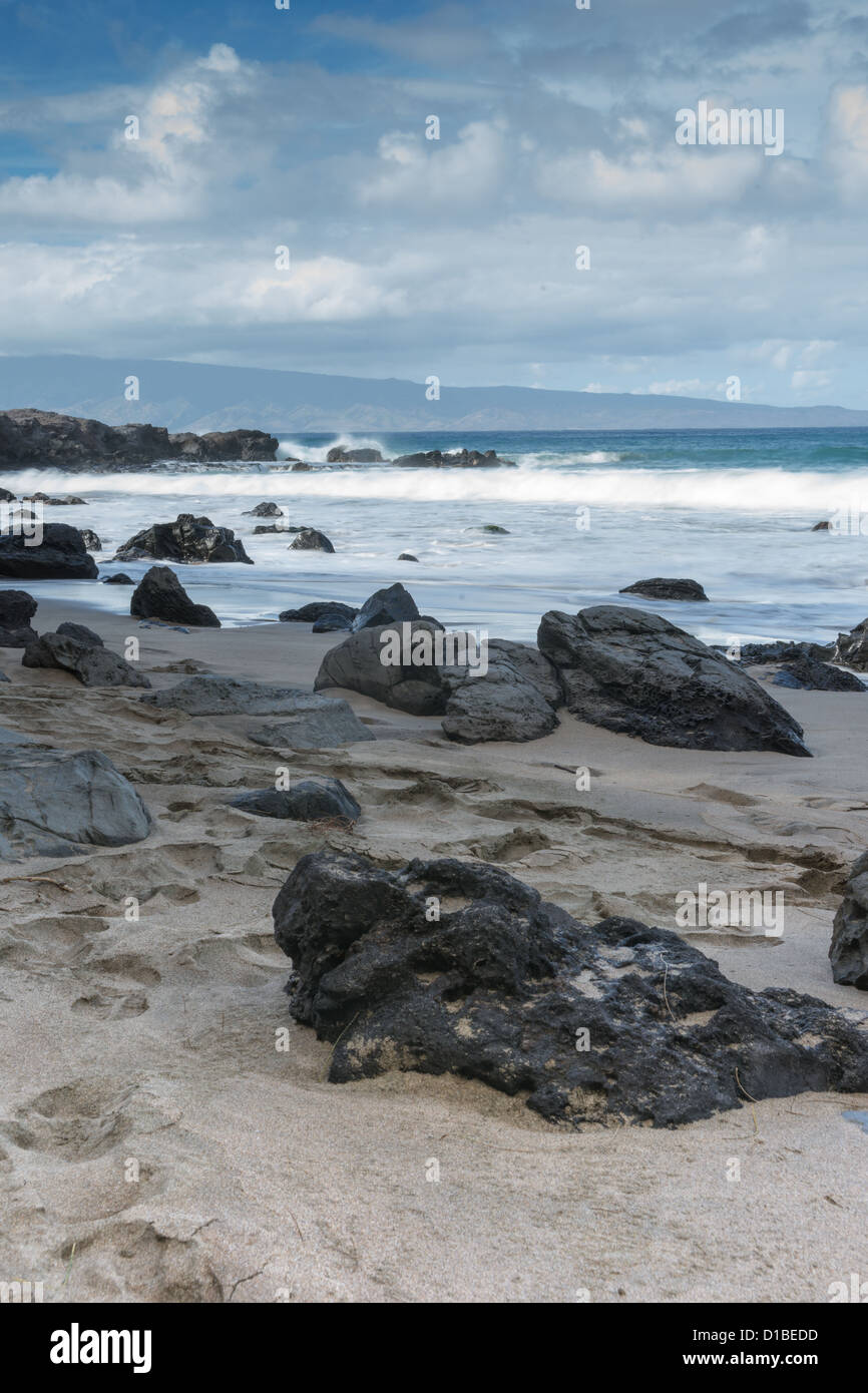 Maui roccioso litorale con lenta onde in movimento Foto Stock