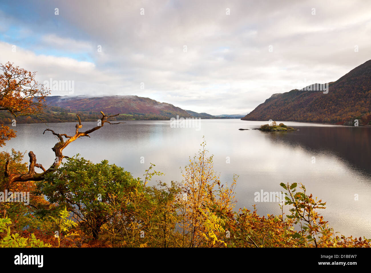 Vista di Ullswater dalla baia Mossdale guardando a nord-est con l'isola di Norfolk nel mezzo Foto Stock