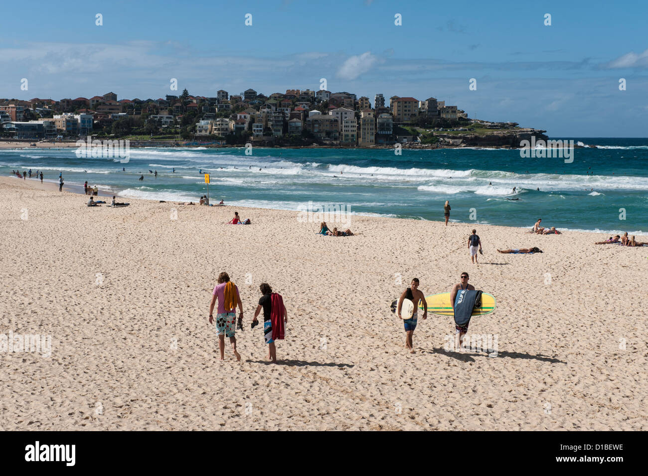 La spiaggia di Bondi è uno dei mondi più famose spiagge per il surf e troverete i surfisti e bagnanti e turisti stranieri la maggior parte dei giorni. Foto Stock