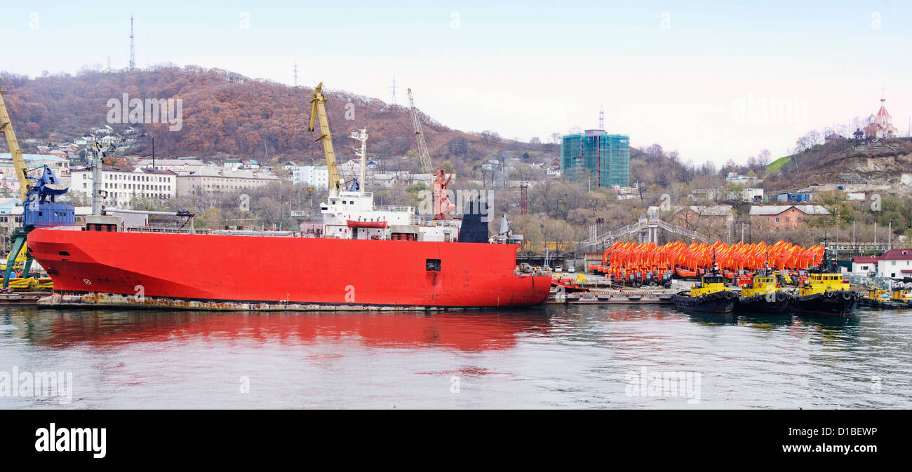 Ro-ro nave merci sotto lo scarico di costruzione di apparecchiature pesanti al porto Foto Stock