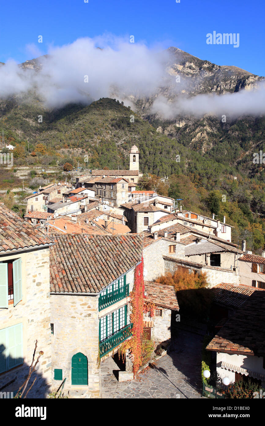 Massoins, pittoresco villaggio situato nella parte posteriore paese delle Alpi Marittime Foto Stock