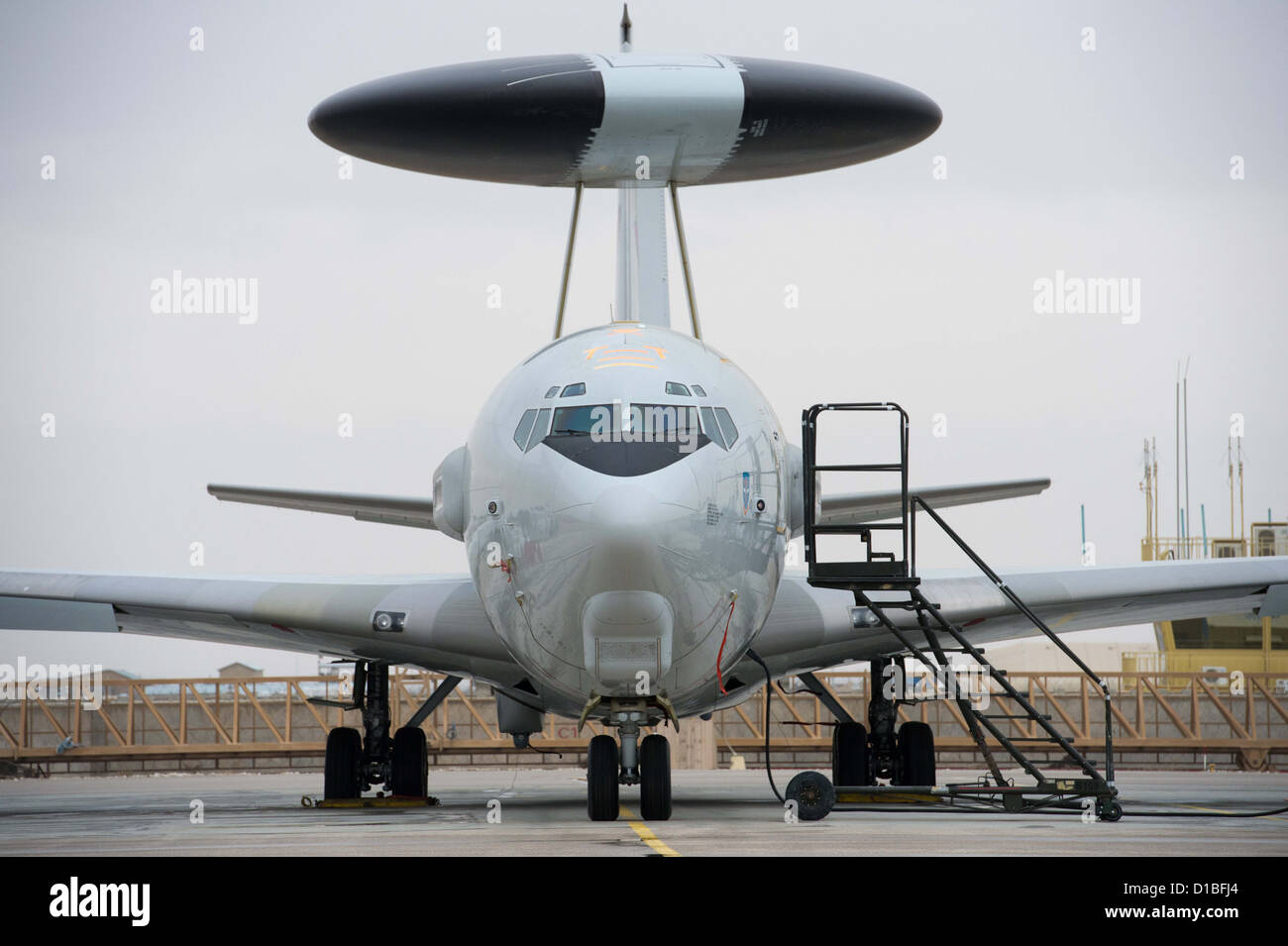 Una Nato Awacs aerei radar sorge sul campo di aviazione a Camp Marmal in Masarè-i-Sharif, Afghanistan, 13 dicembre 2012. Foto: Maurizio Gambarini Foto Stock