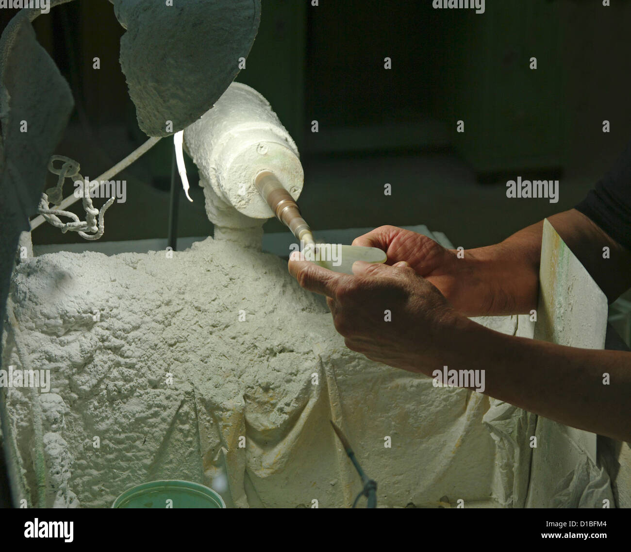 Elaborazione di jade in studio per mettere in su per la vendita in Cina Foto Stock