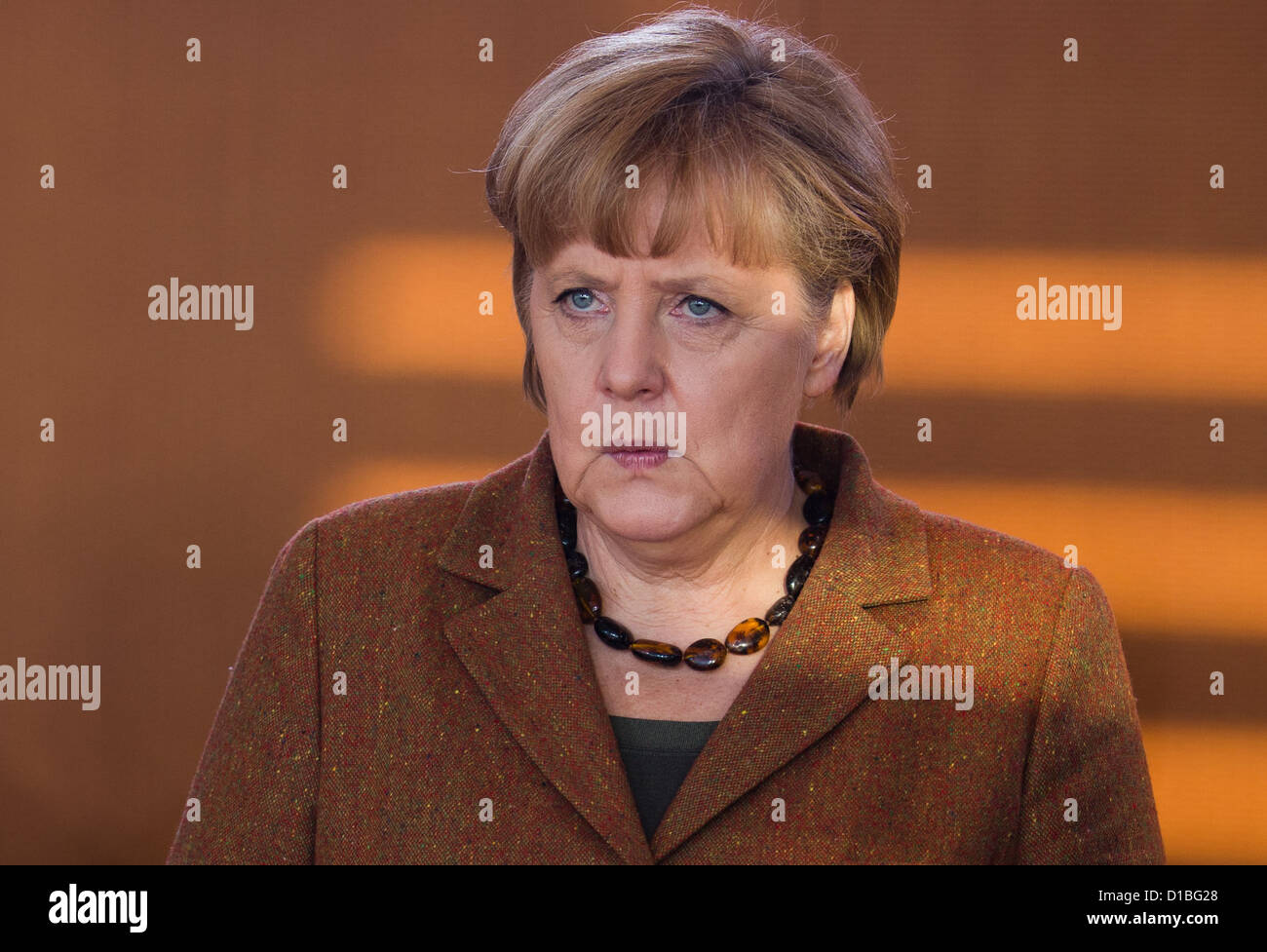 Cancelliere federale tedesco Angela Merkel attende l'inizio della riunione di gabinetto federale presso la cancelleria federale a Berlino, Germania, 12 dicembre 2012. Il Gabinetto federale discute il bilancio dell'Agenzia Federale di occupazione nel 2013 e la riforma di indice centrale di traffico i trasgressori. Foto: Michael Kappeler Foto Stock