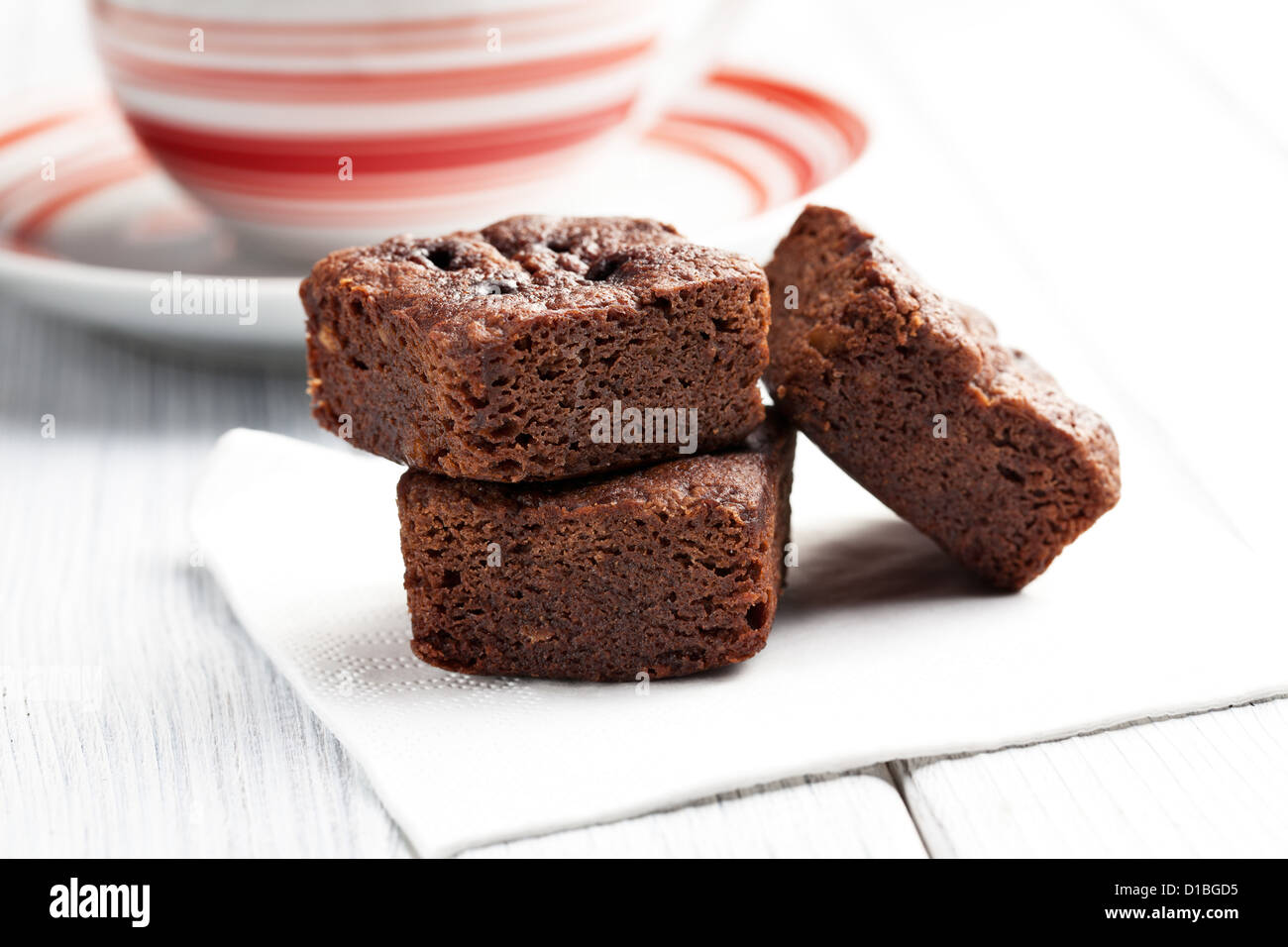 Brownie al cioccolato dessert su tavolo bianco Foto Stock