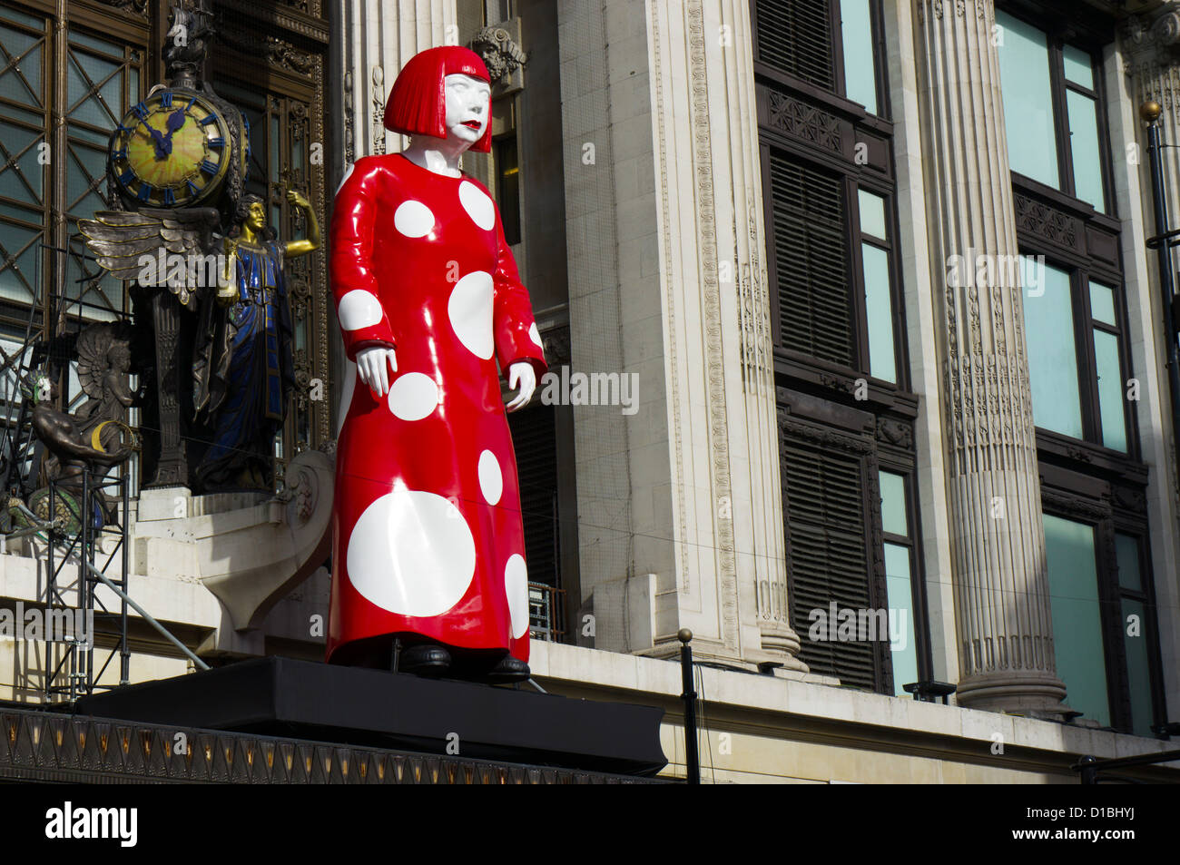 12 piedi di altezza Yayoi Kusama figurina fuori Selfridges per contrassegnare l'artista della collaborazione presso il negozio con la Louis Vuitton. Foto Stock