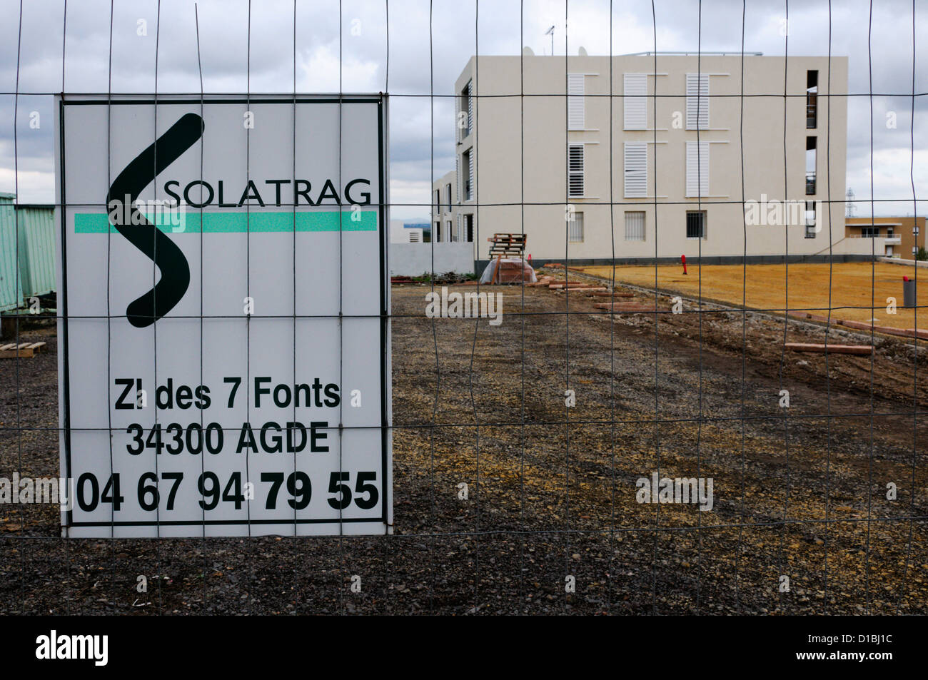 Segno Solatrag sulla recinzione al parte di La Courondelle, un alloggiamento nuovo sviluppo sulla periferia di Beziers nel sud della Francia. Foto Stock