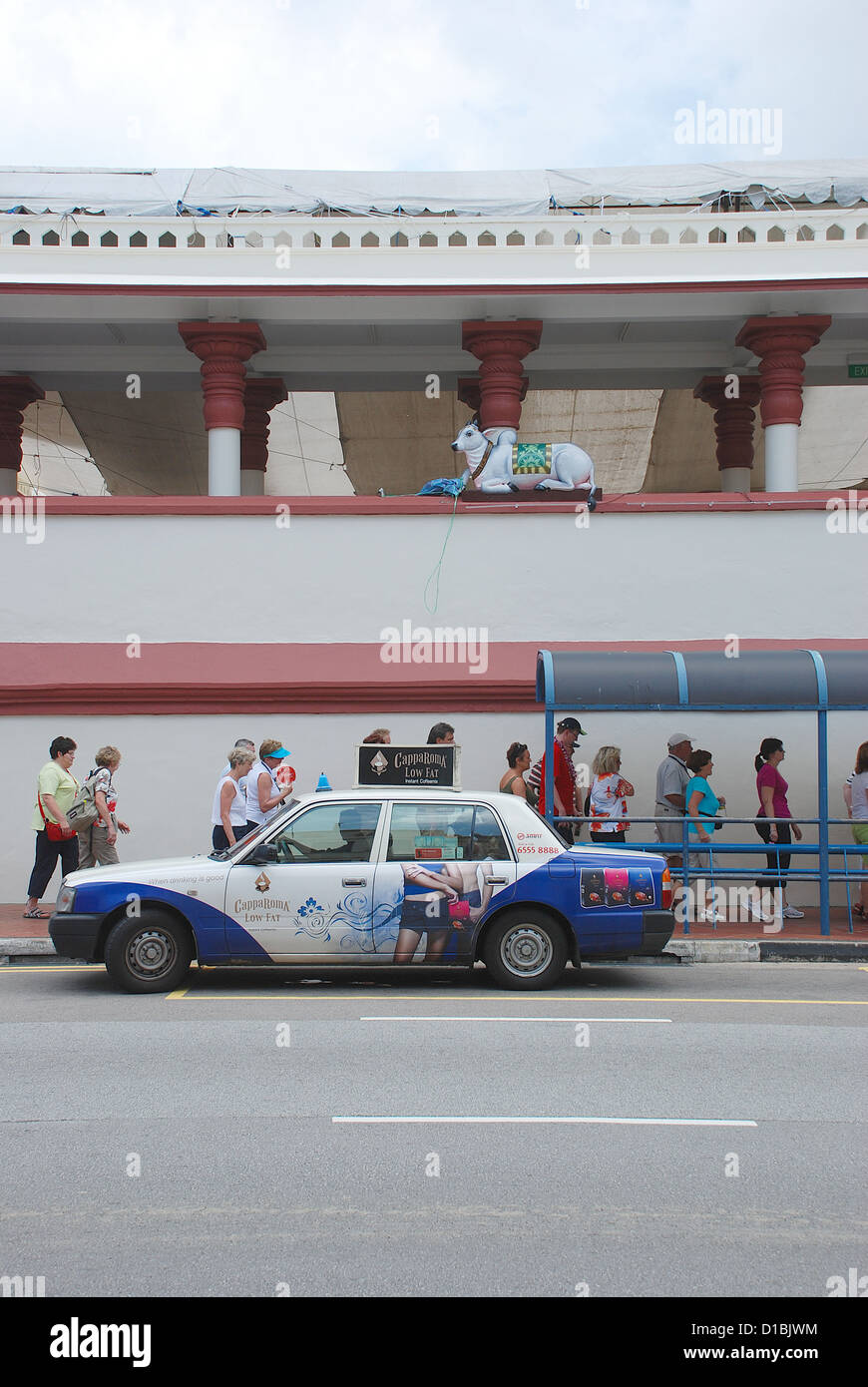 Taxi di fronte al Tempio di Sri Mariamman con i turisti a piedi, Singapore, Sud-est asiatico. Foto Stock